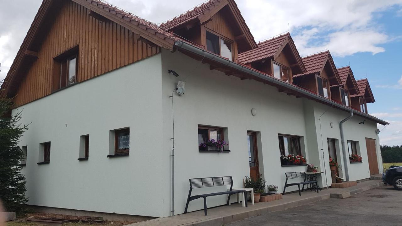 Na Samote U Lesa -Rasovna Appartement Msecke Zehrovice Buitenkant foto